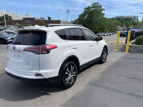 Used 2017 Toyota RAV4 LE AWD/4WD image 8