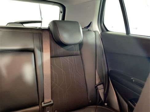 Used 2022 Chevrolet Trax LT w/ LT Convenience Package image 14