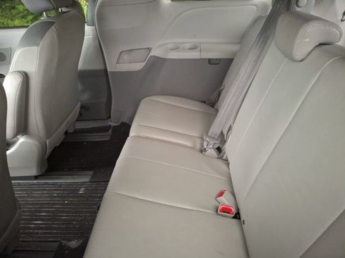 Used 2013 Toyota Sienna Limited w/ Premium Pkg AWD/4WD image 10