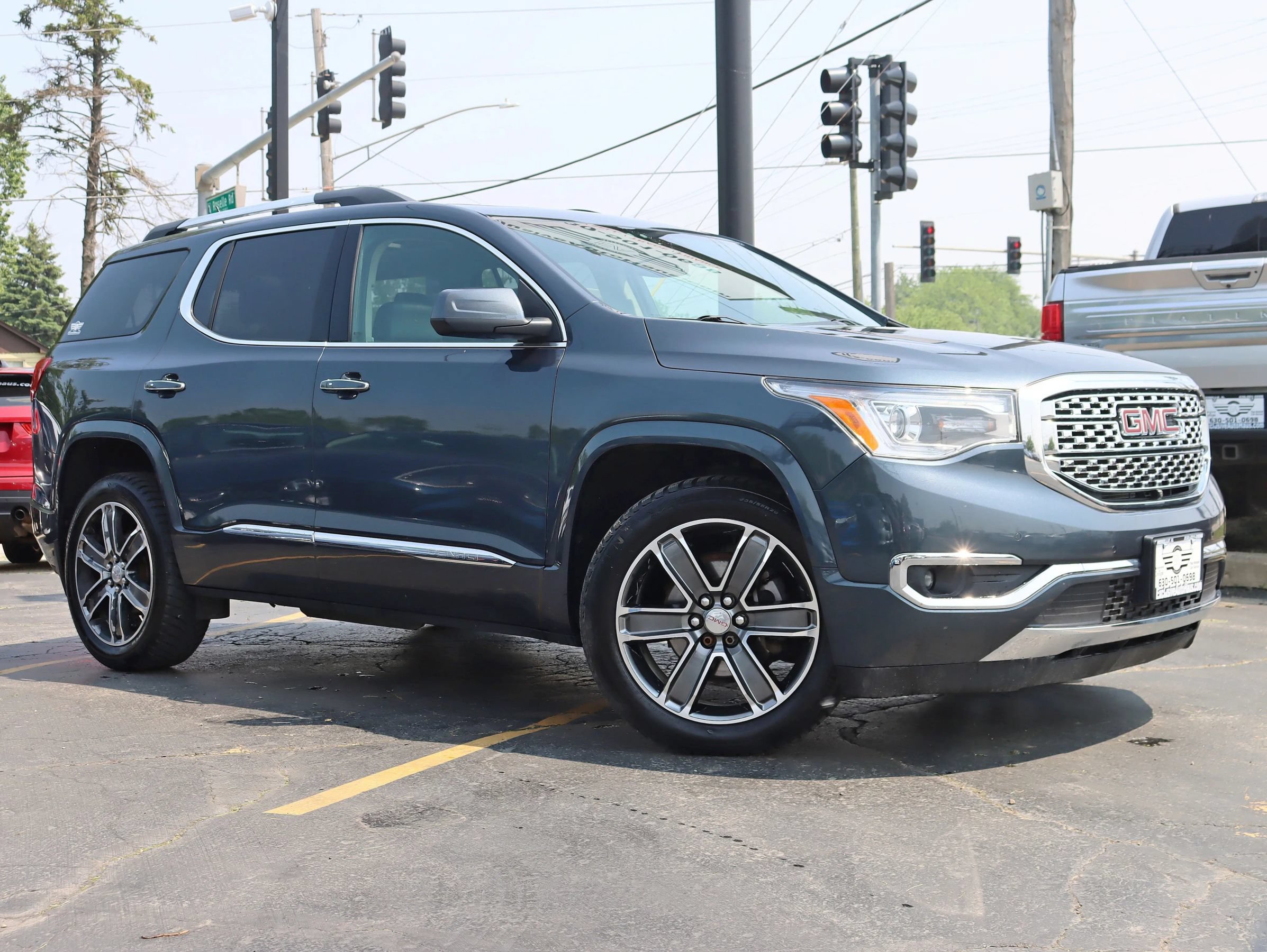 Used 2019 GMC Acadia Denali w/ Technology Package AWD/4WD image 2