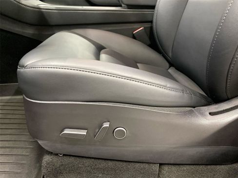 Used 2022 Tesla Model Y Long Range image 18