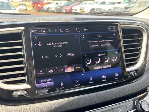 Used 2023 Chrysler Pacifica Touring-L FWD image 19