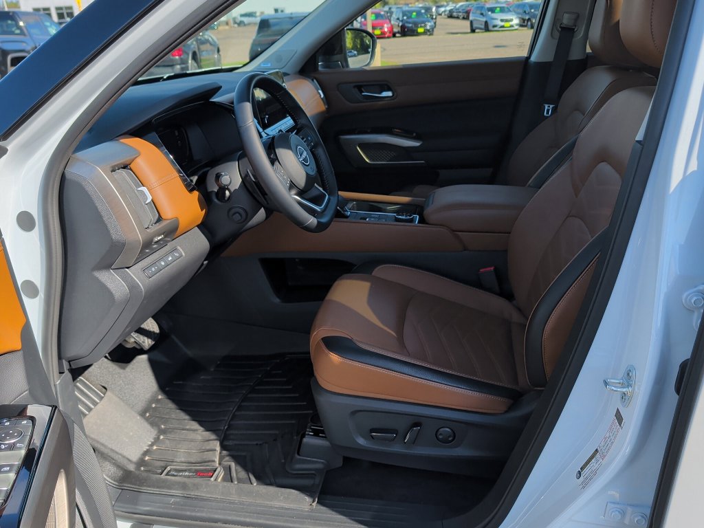 Used 2025 Nissan Pathfinder Platinum w/ Black Appearance Package AWD/4WD image 34