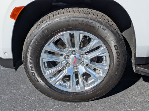 Used 2024 GMC Yukon Denali w/ Advanced Technology Package image 10