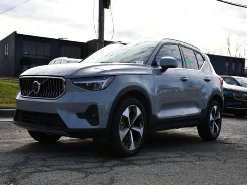 Certified 2025 Volvo XC40 B5 Plus image 3