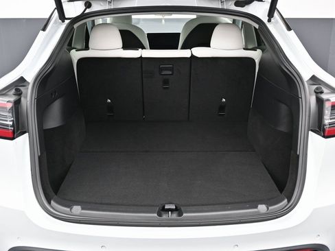 Used 2022 Tesla Model Y Long Range image 14