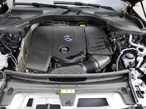 Used 2024 Mercedes-Benz GLC 300 4MATIC image 30