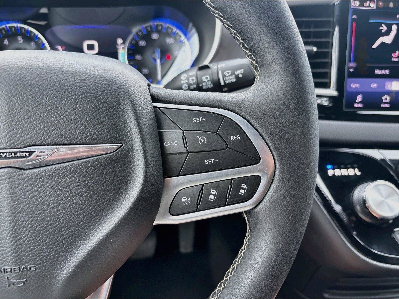 Certified 2025 Chrysler Pacifica Select FWD image 32