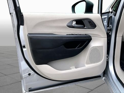 Used 2023 Chrysler Pacifica Touring-L FWD image 22