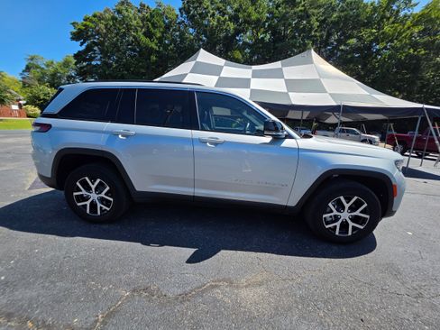 Used 2024 Jeep Grand Cherokee Limited RWD image 4
