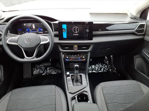 New 2026 Volkswagen Taos SE FWD image 10