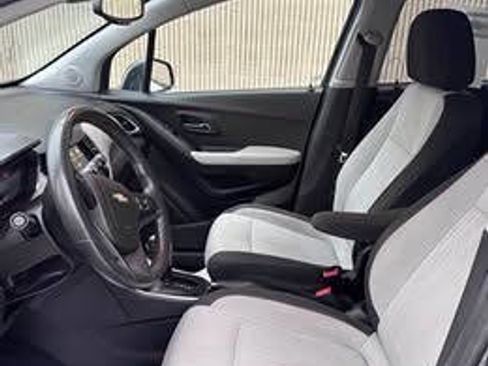 Used 2018 Chevrolet Trax LT FWD image 2
