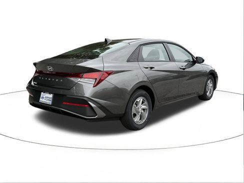 New 2026 Hyundai Elantra SE image 3