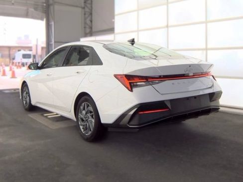 Used 2025 Hyundai Elantra Hybrid FWD image 4
