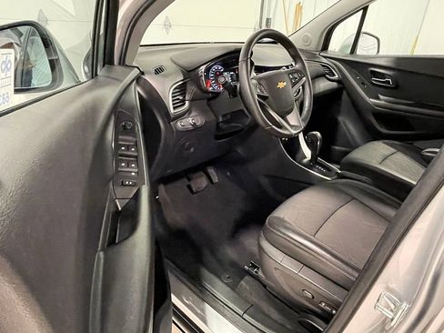 Used 2022 Chevrolet Trax LT w/ LT Convenience Package image 17