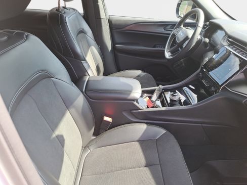 Used 2023 Jeep Grand Cherokee Altitude image 10