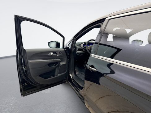 Used 2025 Chrysler Pacifica Select image 9