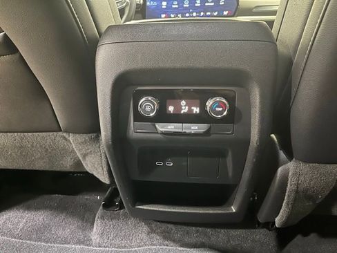 Used 2025 Chevrolet Traverse LT image 25