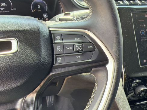 Used 2024 Jeep Grand Cherokee Laredo RWD image 27