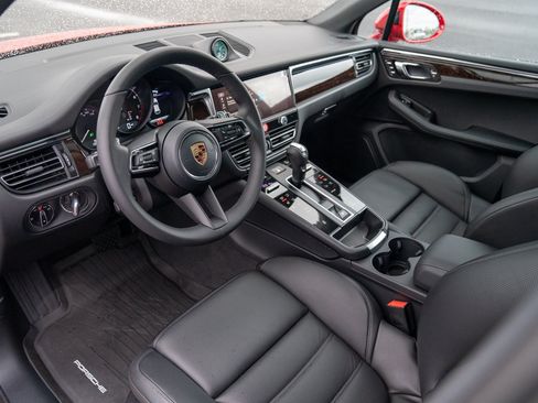 Certified 2026 Porsche Macan AWD/4WD image 4