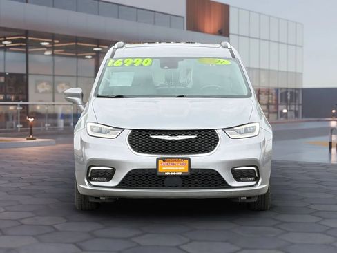 Used 2021 Chrysler Pacifica Touring-L FWD image 2