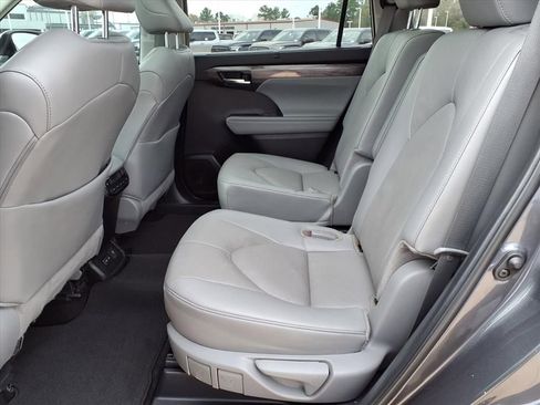 Used 2024 Toyota Highlander Platinum image 18