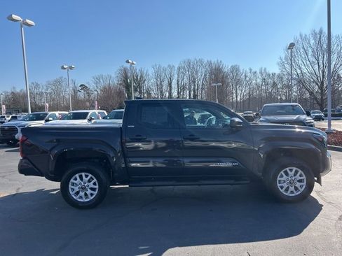 Used 2025 Toyota Tacoma SR5 image 4