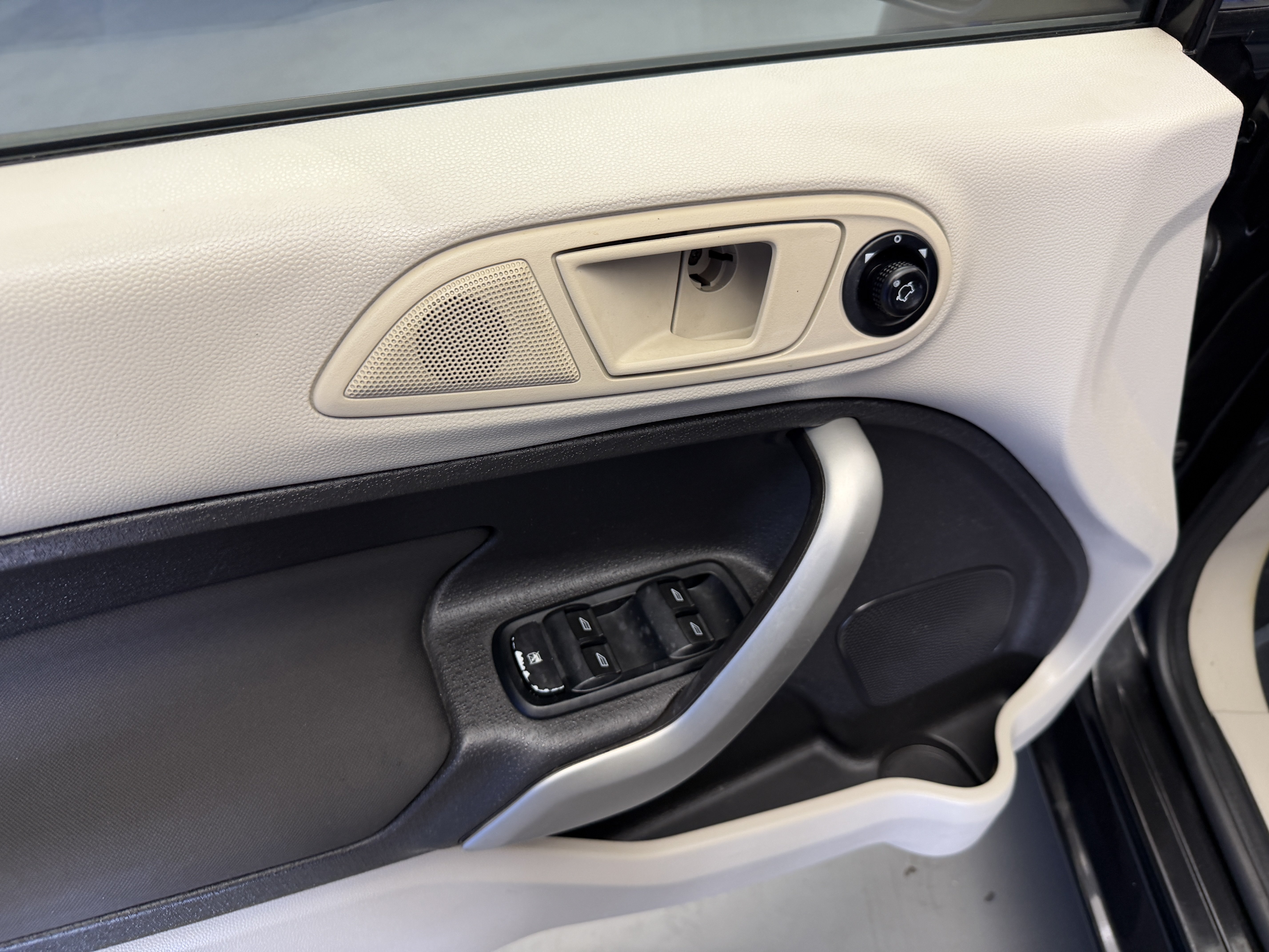 Used 2013 Ford Fiesta SE FWD image 10