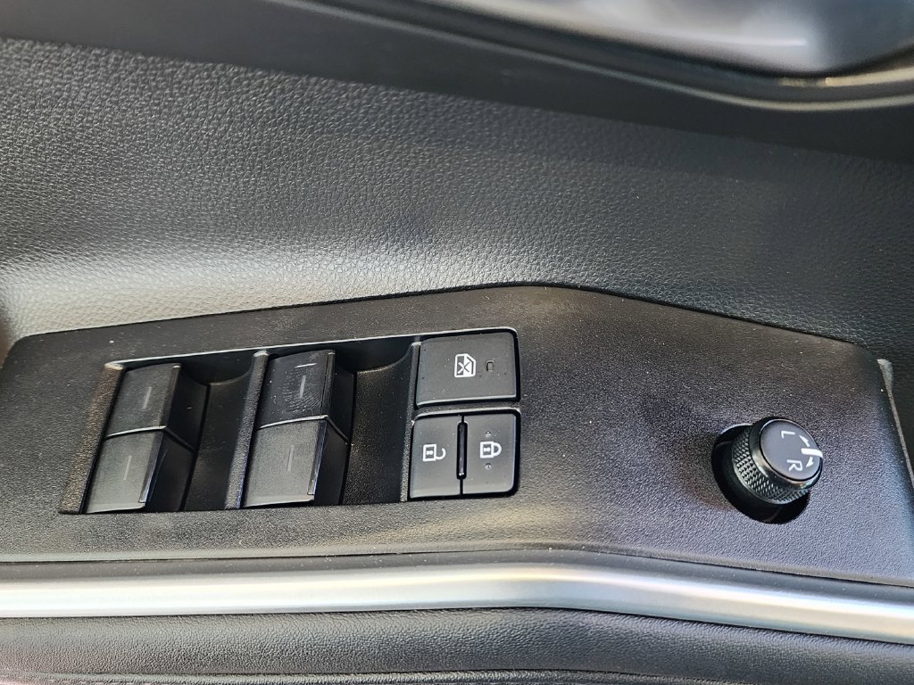 Used 2020 Toyota Highlander XLE FWD image 16