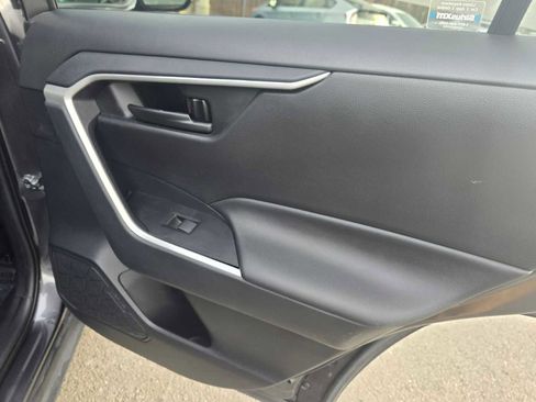 Used 2021 Toyota RAV4 LE image 13