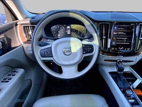 Used 2021 Volvo XC60 T5 Momentum w/ Premium Package AWD/4WD image 6