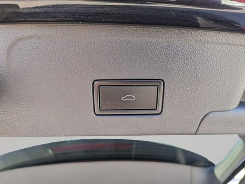 Used 2020 Volkswagen Atlas Cross Sport SE w/ Towing Package image 10