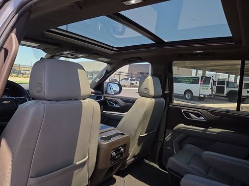 Used 2022 Chevrolet Tahoe LT w/ Luxury Package RWD image 11