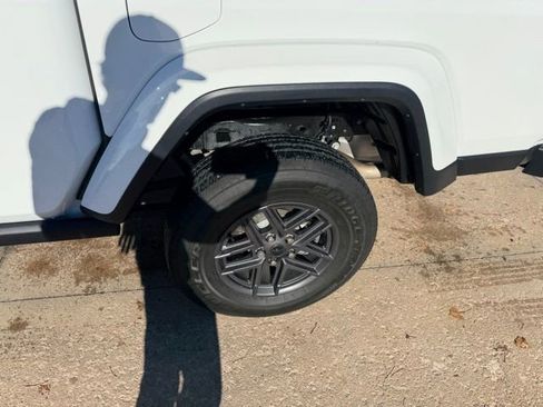 Used 2024 Jeep Gladiator Sport image 9