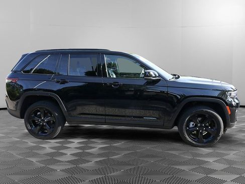 Used 2023 Jeep Grand Cherokee Limited w/ Black Appearance Package AWD/4WD image 9