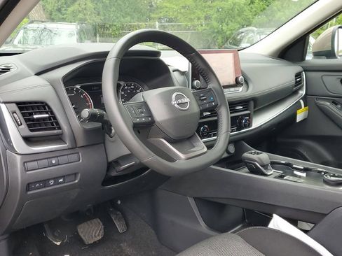 Used 2025 Nissan Rogue SV AWD/4WD image 16