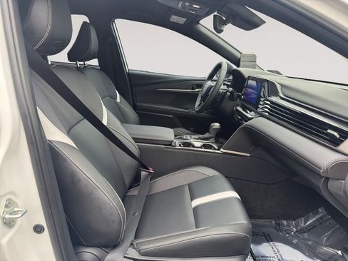 Used 2025 Toyota Camry SE w/ Convenience Package image 15