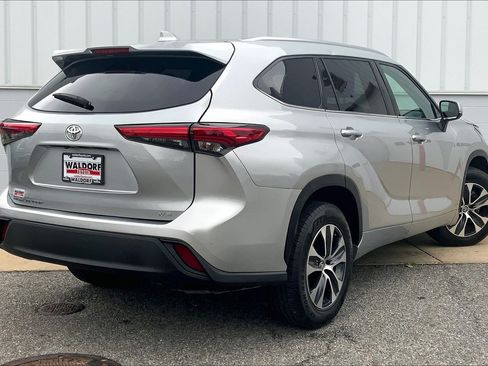 Used 2021 Toyota Highlander XLE FWD image 17