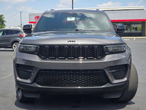 Used 2024 Jeep Grand Cherokee Altitude AWD/4WD image 3