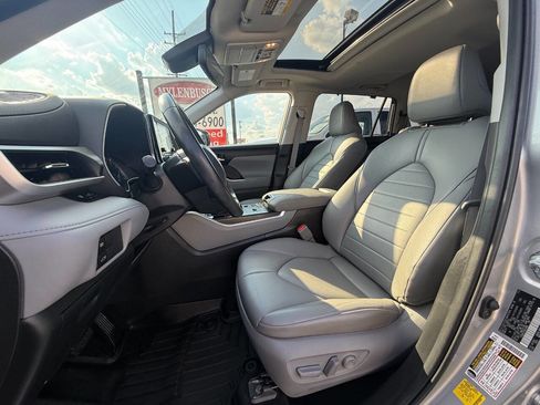 Used 2022 Toyota Highlander XLE image 8