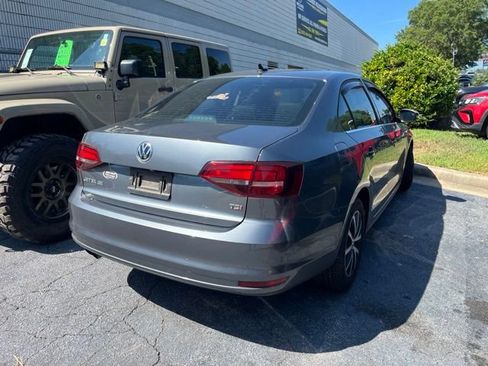 Used 2017 Volkswagen Jetta SE FWD image 4
