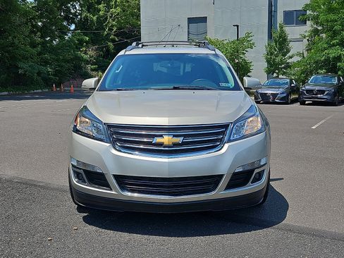 Used 2017 Chevrolet Traverse LT w/ Style and Technology Package FWD image 2