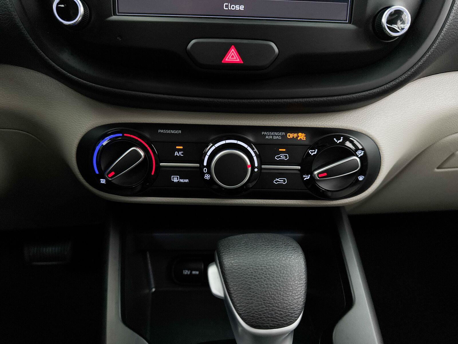 Used 2025 Kia Soul LX w/ LX Technology Package FWD image 26