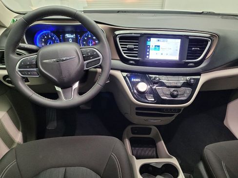 Used 2022 Chrysler Voyager LX image 22