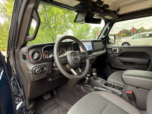 Used 2025 Jeep Gladiator Rubicon w/ Safety Group AWD/4WD image 13
