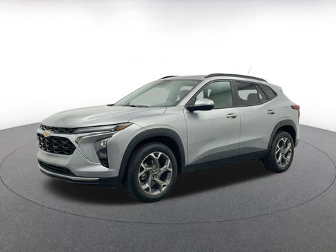 Used 2025 Chevrolet Trax LT w/ LT Convenience Package FWD image 2