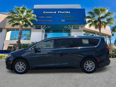 Used 2024 Chrysler Pacifica Touring FWD image 8