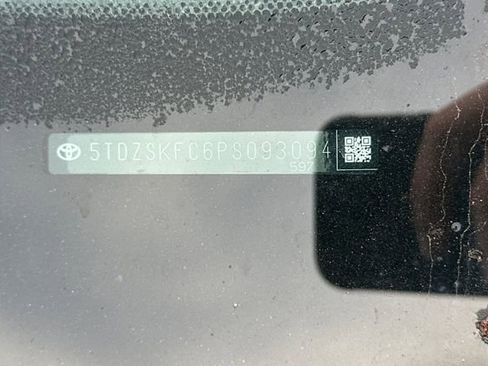 Used 2023 Toyota Sienna Limited image 3