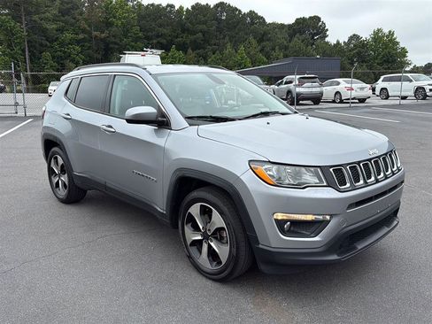 Used 2018 Jeep Compass Latitude w/ Popular Equipment Group FWD image 2