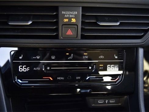 Certified 2025 Volkswagen Jetta SE w/ Sunroof Package image 15